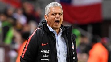 Reinaldo Rueda en un partido con la Selecci&oacute;n de Chile