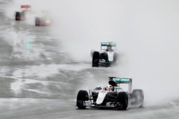 Lewis Hamiltonpor delante de Nico Rosberg.