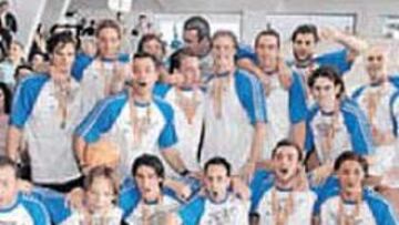 <b>CAMPEONES. </b>El Atlètic celebra ayer el triunfo en Terrassa.