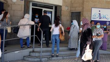 Imagen de varias personas entrando en la oficina de la Seguridad Social para solicitar la ayuda del Ingreso M&iacute;nimo Vital.