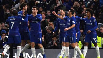 Los jugadores del Chelsea celebran el gol de Willian
