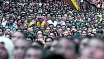 <b>EL HÉROE. </b>Así estaba un gimnasio de Manila para ver el combate Pacquiao-Hatton, del sábado.