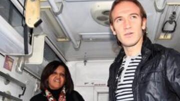 <b>PREOCUPADO. </b>Capel visitó a los aficionados heridos tras la caída.