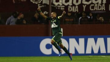 BAS32. BUENOS AIRES (ARGENTINA), 17/05/2017.- El jugador Wellington Paulista de Chapecoense de Brasil festeja su gol ante Lanus de Argentina hoy, miércoles 17 de mayo de 2017, durante el partido de Copa Libertadores que se juega en el estadio Nestor Díaz Pérez de Buenos Aires (Argentina). EFE/Enrique Marcarian