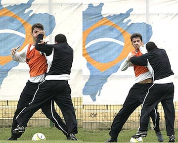 Durante un entrenamiento del Corinthians brasileño, Carlos Tévez y Roberto Barbosa ‘Marquinhos’ se agarraron a golpes después de un fuerte encuentro. Ambos lanzaron puñetazos hasta que finalmente fueron detenidos por sus compañeros de equipo. Unos días después, Barbosa se disculpó con el argentino por la paliza que le propinó.