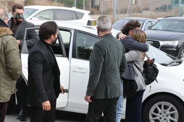 David Bustamante, Manu tenorio, Verónica y Javian llegando al funeral de Álex Casademunt