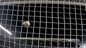 <b>EL SÉPTIMO EN LIGA. </b>Van Nistelrooy volvió a darle tres puntos de oro al Madrid. Corría el minuto 54 y el holandés aún no había rematado a puerta, hasta que controló la pelota y soltó un derechazo que batió a Aranzubia. Fue el séptimo tanto de Ruud en lo que va de Liga, a los que añade los cuatro que lleva en Champions.