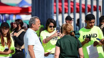 Aficionados de Atlético San Luis intentan registrar su FAN ID en partido frente a Mazatlán en el Clausura 2023.