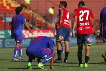 El jugador de Universidad de Chile Gonzalo Jara, centro, se lamenta tras desperdiciar una ocasin de gol contra Union Espaola durante el partido de primera division disputado en el estadio Santa Laura de Santiago, Chile.