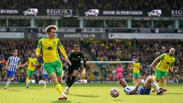 16 October 2021, United Kingdom, Norwich: Norwich City&#039;s Josh Sargent has a shot on goal during the English Premier League soccer match between Norwich City and Brighton &amp; Hove Albion at Carrow Road. Photo: Joe Giddens/PA Wire/dpa
 16/10/2021 ONLY FOR USE IN SPAIN