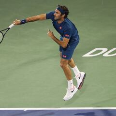 Federer no falla ante Fucsovics y se acerca a su título 100