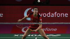 Carolina Marin devuelve el volante ante Kirsty Gilmour en la final de la Vodafone Premier Badminton League en el Estadio Gachibowli de Hyderabad.