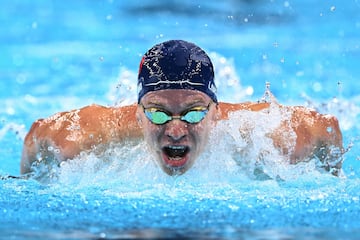 El francés Leon Marchand fue la gran estrella de la natación al conseguir 5 preseas totales: 4 de oro y una de bronce en los Juegos Olímpicos de París 2024 | Paris La Defense Arena (Foto por SEBASTIEN BOZON / AFP)