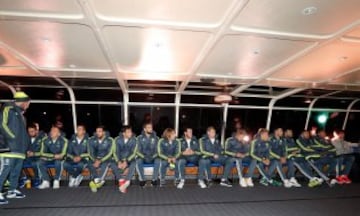 Los jugadores durante el paseo en barco por el río Yarra.