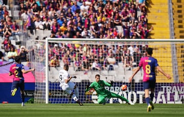 El delantero franc¨¦s del Real Madrid marca el 0-2 al FC Barcelona.