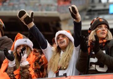 Aunque no todo son caras largas en la ciudad. Aquí, unas fans de Johnny Football que le estaban gritando algo así como: "Johnny guapo, ¡llevanos de fiesta al Pachá!"