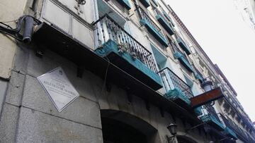 Placa que distingue el edificio en Madrid, calle de la Cruz, donde se fund&oacute; el club rojiblanco hace 21 a&ntilde;os.