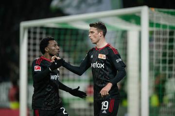 Janik Haberer (derecha) celebra con Sheraldo Becker el primer gol del Unión Berlín ante el Werder Bremen.