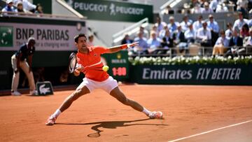 Novak Djokovic se estira para golpear una bola en Roland Garros.