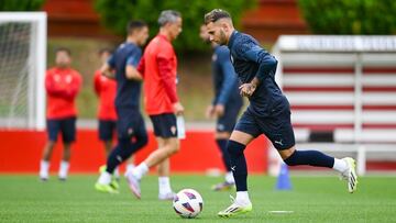 22-11-23. FRAN VILLALBA CONDUCE EL BALÓN EN EL ENTRENAMIENTO DEL SPORTING EN MAREO.