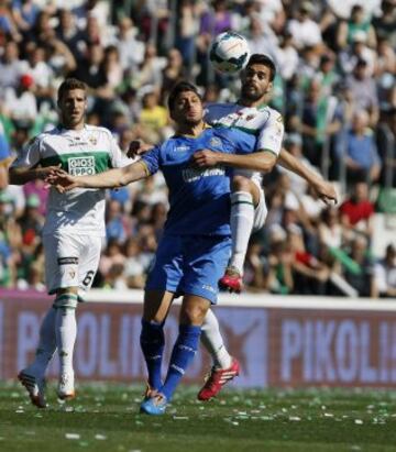 El defensa del Betis Alberto Tomás Botía (d) y el delantero rumano del Getafe Ciprian Marica.