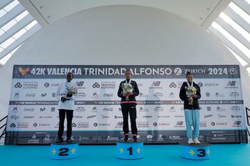 La etope Megertu Alemu celebra su victoria en el podio junto a la ugandesa Stella Chesang (izquierda), segunda, y la etope Tiruye Mesfin (derecha), tercera, tras la cuadragsima cuarta edicin de la Maratn Valencia Trinidad Alfonso celebrada este domingo.
