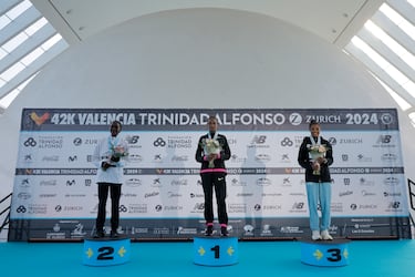 La etíope Megertu Alemu celebra su victoria en el podio junto a la ugandesa Stella Chesang (izquierda), segunda, y la etíope Tiruye Mesfin (derecha), tercera, tras la cuadragésima cuarta edición de la Maratón Valencia Trinidad Alfonso celebrada este domingo.
