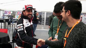 GRAF2072. SPA-FRANCORCHAMPS, 02/05/2019.- El español Fernando Alonso (i), doble campeón mundial de Fórmula Uno, saluda a los aficiconados tras marcar este jueves, con su Toyota TS050 Hybrid, el mejor crono del lluvioso segundo ensayo libre para las Seis Horas de Spa-Francorchamps, la penúltima prueba del Mundial de Resistencia (WEC), que él mismo lidera junto al suizo Sebastien Buemi y al japonés Kazuki Nakajima. EFE/TOYOTA GAZOO RACING/James Moy ***SOLO USO EDITORIAL***