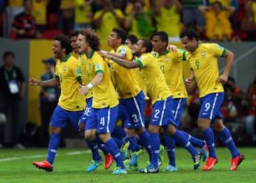 2-0. El equipo festeja el segundo gol de Pulinho.