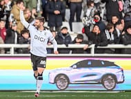 Mario González celebra un gol con el Burgos.