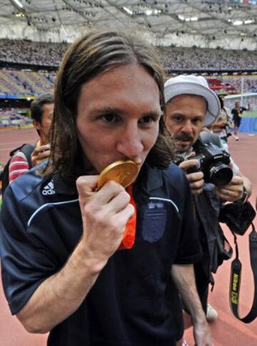 Messi besa la medalla de oro tras ganar los Juegos Olímpicos de Pekín 2008 tras ganar en la final a Nigeria.