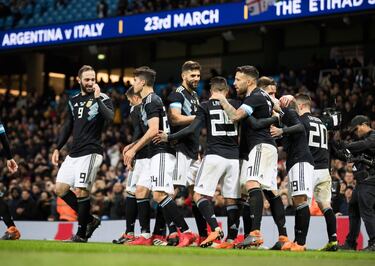 Es el último encuentro entre ambas selecciones antes de que se dispute la Finalísima, El encuentro se disputó en un país neutral, casualmente en Inglaterra, país que también acogerá la Finalissima. En el año 2018, el estadio Ciudad de Manchester fue talismán para la Albiceleste, y en este 2022, los seguidores argentinos desean con todas sus fuerzas que Wembley sea también un lugar donde escribir aquella nueva página en la historia de Argentina. Si nos remontamos a este 2018, los goles llegaron muy tarde, en el último momento, y a tan solo 15 minutos del final, se anotaron los dos goles que con los que concluyó el 2-0 favorable a los argentinos. Banéga y Lanzini fueron los autores de los tantos que hacían que Inglaterra viera a Argentina venciendo a Italia, algo que podría pasar también en esta primera edición de la Finalísima. En la foto, los jugadores argentinos celebran el primer gol de Banega.