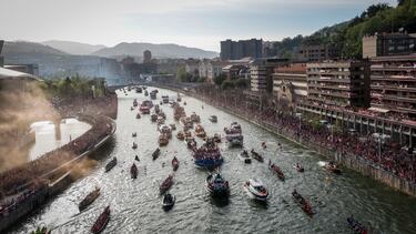 Vista aérea de la Gabarra en la ría de Bilbao.