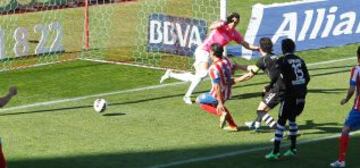 Falcao marcando el 3-0 ante el Granada.