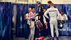 Esteban Ocon y Max Verstappen en el garaje de la FIA tras la carrera del GP de Brasil.