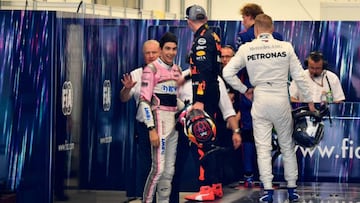 Esteban Ocon y Max Verstappen en el garaje de la FIA tras la carrera del GP de Brasil.