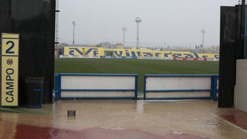 El Villarreal trabaj&oacute; ayer en un Pabell&oacute;n y el Valencia acort&oacute; la sesi&oacute;n por la lluvia. Pendientes hoy del cielo y del c&eacute;sped. 
 