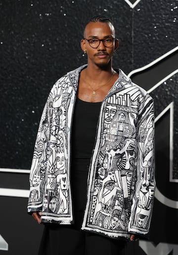 El bailarín colombiano, Yai Ariza, posa en la alfombra de los MTV Video Music Awards.