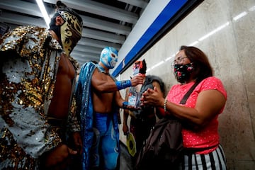 El Bandido y otros ocho profesionales de la lucha libre mexicana cambiaron ayer el ring por los vagones del Metro para regalar mascarillas en el suburbano de Ciudad de México. Se trata de una medida con el fin de concienciar del uso de la mascarilla y del gel hidroalcohólico para poder noquear a la pandemia de COVID-19. 