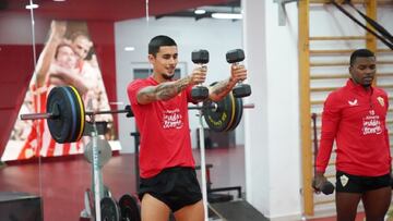 Chumi trabaja con las pesas.