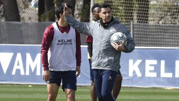 Míchel, en un entrenamiento del Huesca.
