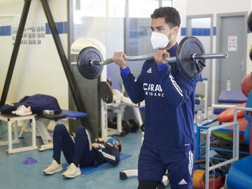 Raí levanta unas pesas en el gimnasio.