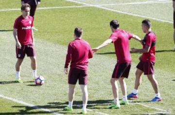 En el entrenamiento pudieron verse las novedades que presentará la lista del Atlético de cara al encuentro ante el Granada.