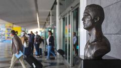 HG. Funchal (Portugal), 17/06/2018.- A view of the new Cristiano Ronaldo bust shown at Cristiano Ronaldo Airport in Santa Cruz, Madeira island, Portugal, 17 June 2018. The new bust of the Portuguese footballer, Cristiano Ronaldo, replaces a controversial one that has been placed at the Cristiano Ronaldo airport in 27th March 2017. EFE/EPA/HOMEM DE GOUVEIA