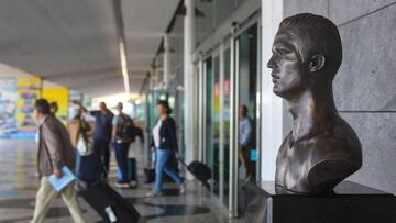 HG. Funchal (Portugal), 17/06/2018.- A view of the new Cristiano Ronaldo bust shown at Cristiano Ronaldo Airport in Santa Cruz, Madeira island, Portugal, 17 June 2018. The new bust of the Portuguese footballer, Cristiano Ronaldo, replaces a controversial one that has been placed at the Cristiano Ronaldo airport in 27th March 2017. EFE/EPA/HOMEM DE GOUVEIA