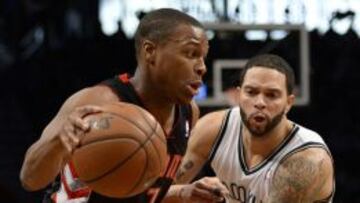 Kyle Lowry (i) conduce la bola ante Deron Williams (d). Los Raptors se llevaron el partido en el último segundo.