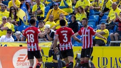 Guruzeta (d) celebra con sus compañeros tras anotar el 0-1 ante Las Palmas.
