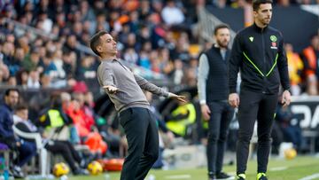 VALENCIA, 09/02/2025.- El entrenador del Leganés, Borja Jiménez, durante el partido de LaLiga disputado este domingo entre el Valencia y el Leganés en el estadio de Mestalla. EFE/Ana Escobar