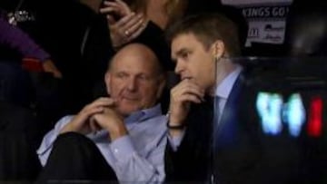 Steve Ballmer, presenciando un partido de la NHL. 