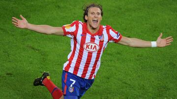 Forlán celebra un gol con el Atlético.
